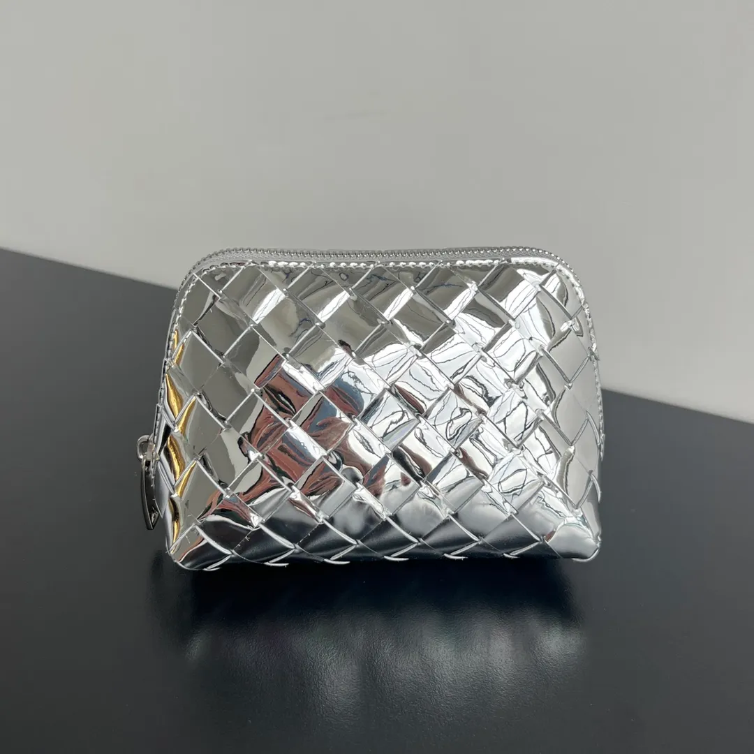 Batch 1160 #Bv lntrecciato woven cosmetic bag 764044 Take your favorite cosmetic bag with you 💓 Made of imported sheepskin woven to match the soft cowhide inside, it is wear-resistant and durable. It has just the right soft and hard texture in your hand. It is both soft and stylish 👋 Zipper opening and closing. I like orderly storage. This bag is very considerate, simple and full of shape, small and cute You won’t lose when you use it as an ornament🎈Size: 16.5x10.5x9,